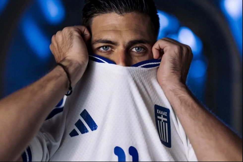 «Η φανέλα που μας ενώνει σε κάθε στιγμή, έφτασε» – Το εντυπωσιακό βίντεο της Εθνικής για την παρουσίαση της νέας φανέλας