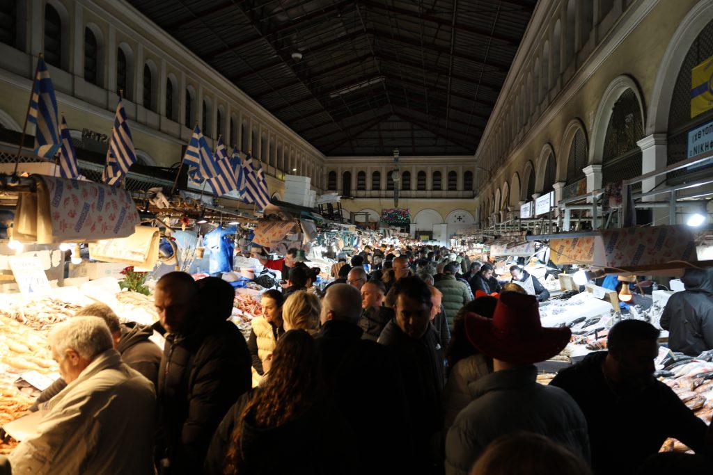 Καθαρά Δευτέρα: Ξεκίνησε η… ολονυχτία στη Βαρβάκειο Αγορά – Χιλιάδες στην ουρά για τα Σαρακοστιανά