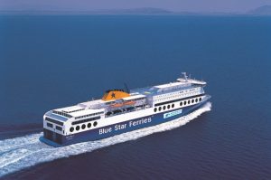 Μάχη με τα μανιασμένα  κύματα έδωσε το Blue Star Chios για να πιάσει λιμάνι στην Κάρπαθο (βίντεο)