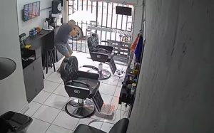 Αστυνομικός που κουρευόταν, αντιλήφθηκε κλοπή έξω από το κουρείο και πυροβόλησε και σκότωσε τον ληστή (video)