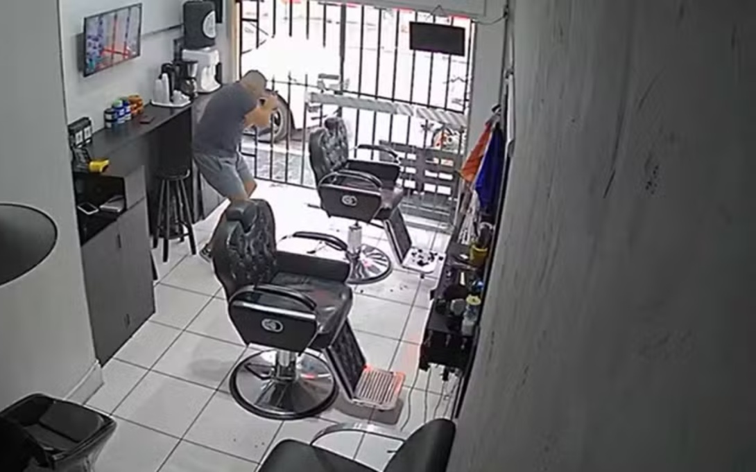 &Alpha;&sigma;&tau;&upsilon;&nu;&omicron;&mu;&iota;&kappa;ό&sigmaf; &pi;&omicron;&upsilon; &kappa;&omicron;&upsilon;&rho;&epsilon;&upsilon;ό&tau;&alpha;&nu;, &alpha;&nu;&tau;&iota;&lambda;ή&phi;&theta;&eta;&kappa;&epsilon; &kappa;&lambda;&omicron;&pi;ή έ&xi;&omega; &alpha;&pi;ό &tau;&omicron; &kappa;&omicron;&upsilon;&rho;&epsilon;ί&omicron; &kappa;&alpha;&iota; &pi;&upsilon;&rho;&omicron;&beta;ό&lambda;&eta;&sigma;&epsilon; &kappa;&alpha;&iota; &sigma;&kappa;ό&tau;&omega;&sigma;&epsilon; &tau;&omicron;&nu; &lambda;&eta;&sigma;&tau;ή (video)