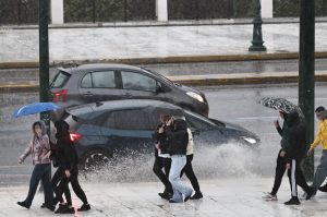 Καιρός: Νύχτα με βροχές και καταιγίδες – Τι θα γίνει την Καθαρά Δευτέρα