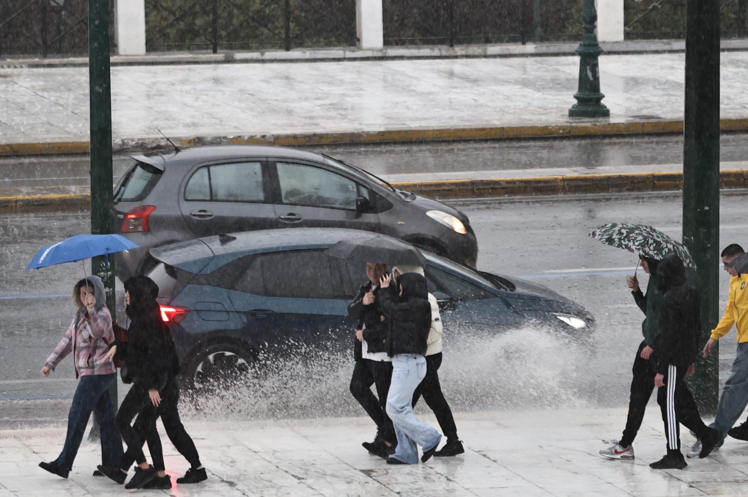 &Kappa;&alpha;&iota;&rho;ό&sigmaf;: &Nu;ύ&chi;&tau;&alpha; &mu;&epsilon; &beta;&rho;&omicron;&chi;έ&sigmaf; &kappa;&alpha;&iota; &kappa;&alpha;&tau;&alpha;&iota;&gamma;ί&delta;&epsilon;&sigmaf; &ndash; &Tau;&iota; &theta;&alpha; &gamma;ί&nu;&epsilon;&iota; &tau;&eta;&nu; &Kappa;&alpha;&theta;&alpha;&rho;ά &Delta;&epsilon;&upsilon;&tau;έ&rho;&alpha;