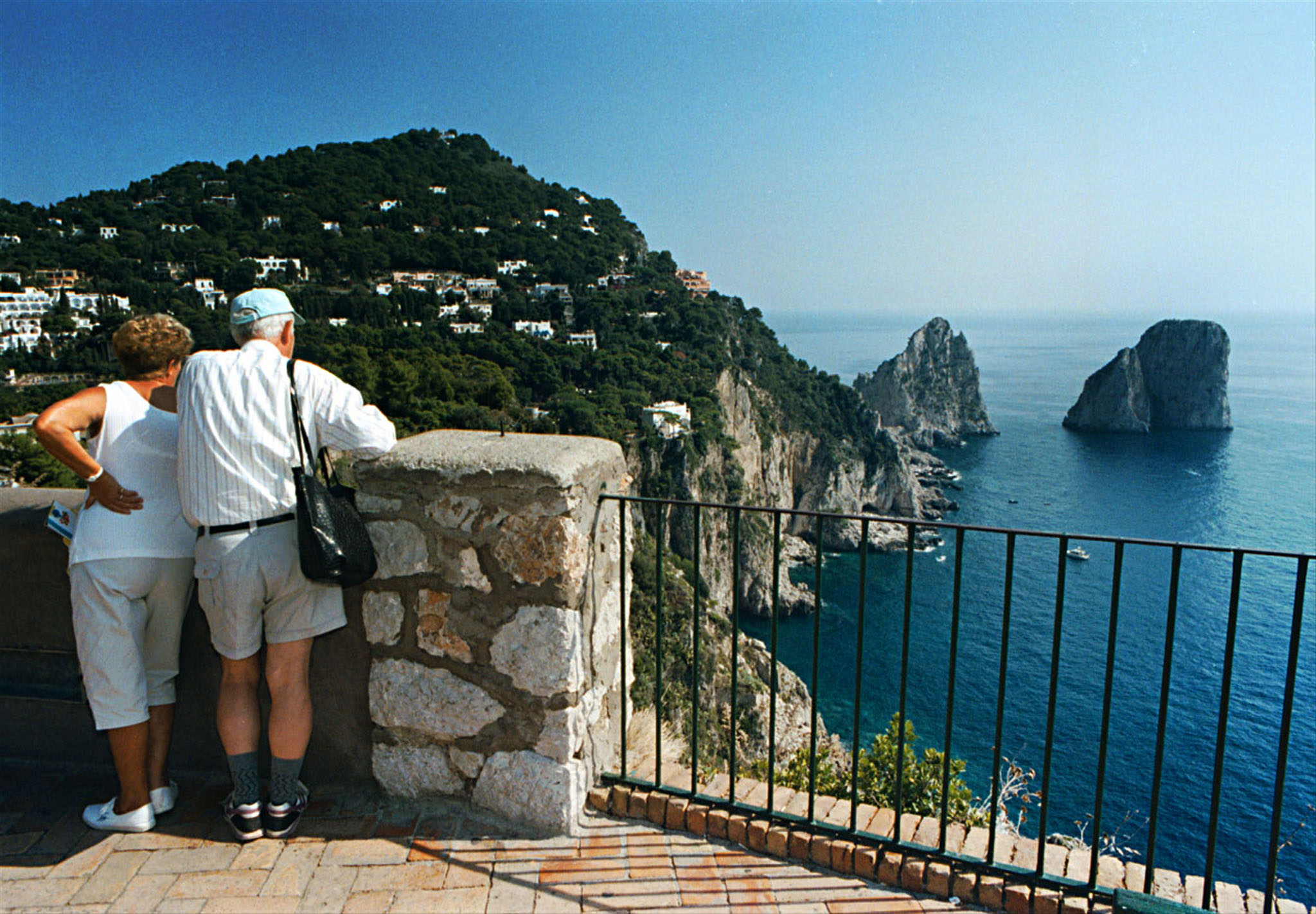 &Iota;&tau;&alpha;&lambda;ί&alpha;: &Tau;&omicron; &Kappa;ά&pi;&rho;&iota; &epsilon;&pi;&iota;&beta;ά&lambda;&lambda;&epsilon;&iota; &kappa;&alpha;&nu;ό&nu;&epsilon;&sigmaf; &sigma;&tau;&alpha; &gamma;&kappa;&rho;&omicron;&upsilon;&pi; &tau;&omega;&nu; &tau;&omicron;&upsilon;&rho;&iota;&sigma;&tau;ώ&nu; &alpha;&pi;ό &tau;&omicron; &epsilon;&pi;ό&mu;&epsilon;&nu;&omicron; &kappa;&alpha;&lambda;&omicron;&kappa;&alpha;ί&rho;&iota;