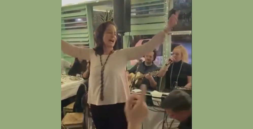 Άννα Διαμαντοπούλου: Χόρεψε ζεϊμπέκικο στην Κοζάνη και έστειλε ευχές για καλές απόκριες (video)