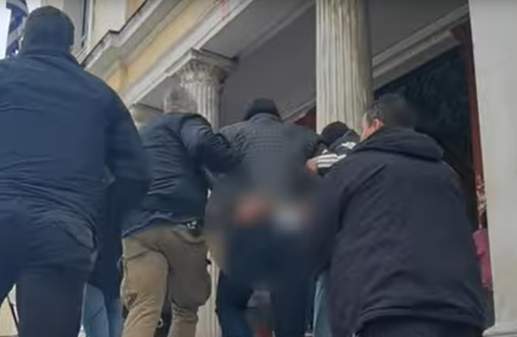 Δολοφονία στις φυλακές Δομοκού: Βίντεο ντοκουμέντο – Στον ανακριτή ο Βούλγαρος ισοβίτης και ο αρχιφύλακας