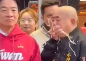 Αμηχανία on camera: Η στιγμή που επικεφαλής ναού έκανε εμετό πάνω στον πρόεδρο στην Ταϊβάν (video)