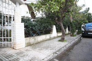 Τραγωδία στην Ελευσίνα: Σοκάρει η περιγραφή γειτόνισσας – «Η πόρτα ήταν ανοιχτή και σφηνωμένη στο δέντρο»