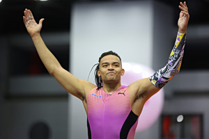 «Φιλιά σε όλους» από τον βασιλιά των αιθέρων μέσα από ΤΑ ΝΕΑ (video)