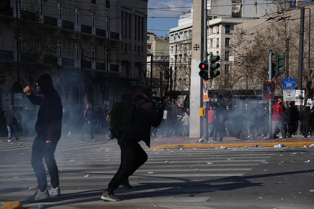 Ένταση στο Σύνταγμα μετά τη διαδήλωση για τα Τέμπη