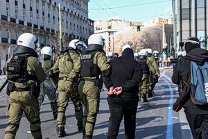 Επεισόδια στο συλλαλητήριο για την επέτειο των Τεμπών στην Αθήνα – Έγιναν 200 προσαγωγές και 19 συλλήψεις