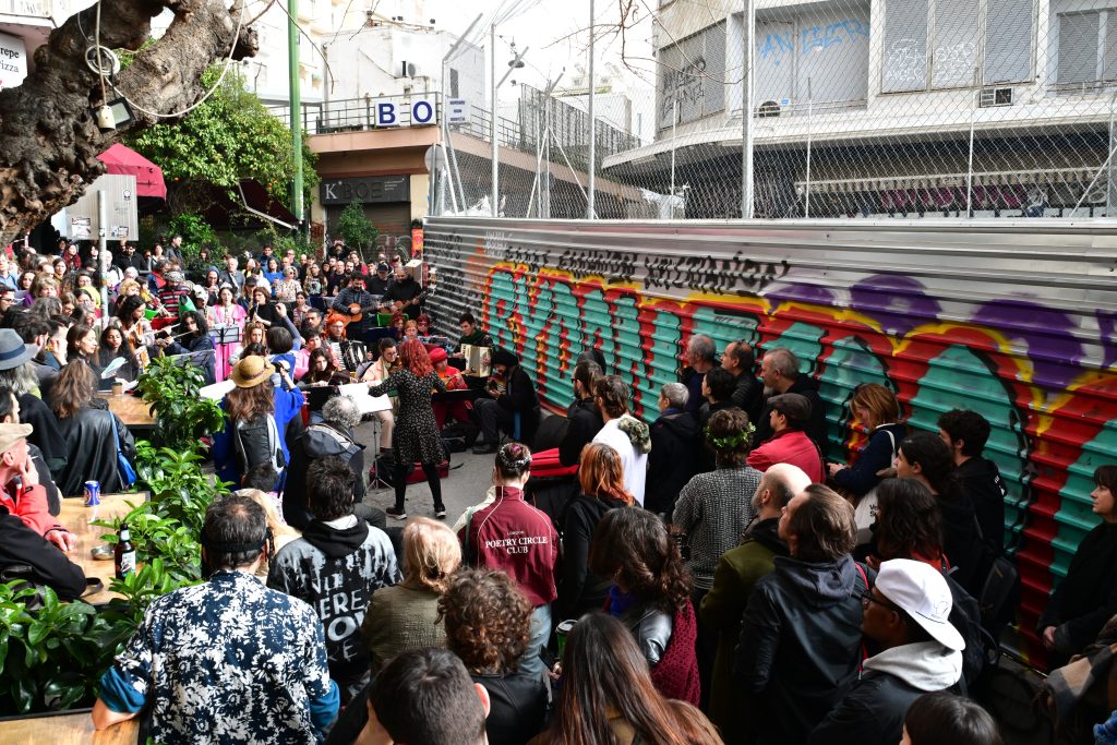 Κάτοικοι των Εξαρχείων απέκλεισαν το εργοτάξιο του μετρό στην πλατεία – «Να ζούμε ανθρώπινα, όχι με λαμαρίνες» (video)