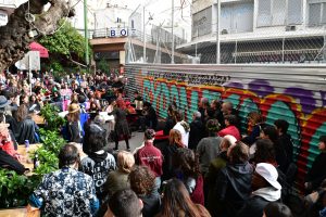 Κάτοικοι των Εξαρχείων απέκλεισαν το εργοτάξιο του μετρό στην πλατεία – «Να ζούμε ανθρώπινα, όχι με λαμαρίνες» (video)