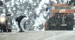 Ολοκληρώθηκε ο απεγκλωβισμός δεκάδων επισκεπτών στο χιονοδρομικό κέντρο Φαλακρού