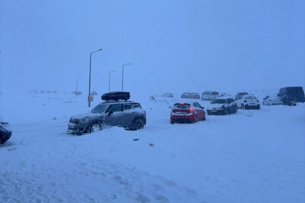 Εγκλωβισμένοι στο χιονοδρομικό κέντρο Φαλακρού στη Δράμα περίπου 100 επισκέπτες