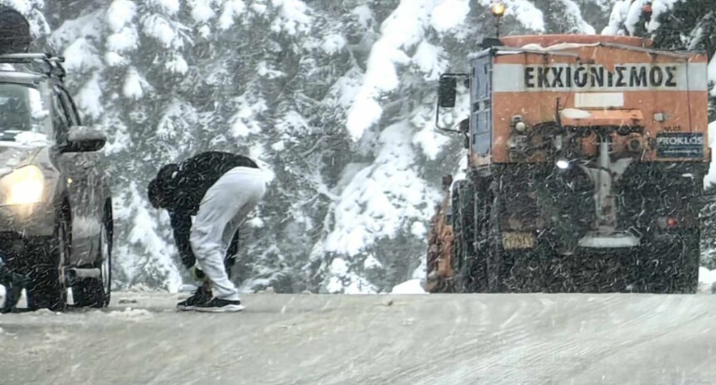 Ολοκληρώθηκε ο απεγκλωβισμός δεκάδων επισκεπτών στο χιονοδρομικό κέντρο Φαλακρού