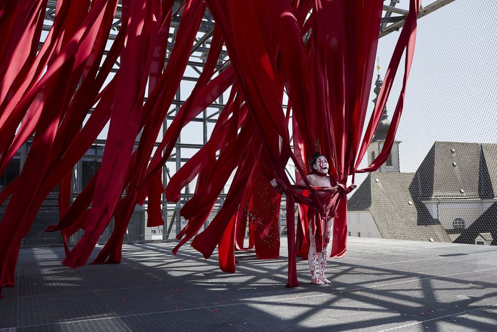 «Ζωντανά» εργα τέχνης με πηλό, μελάνη και… σώμα