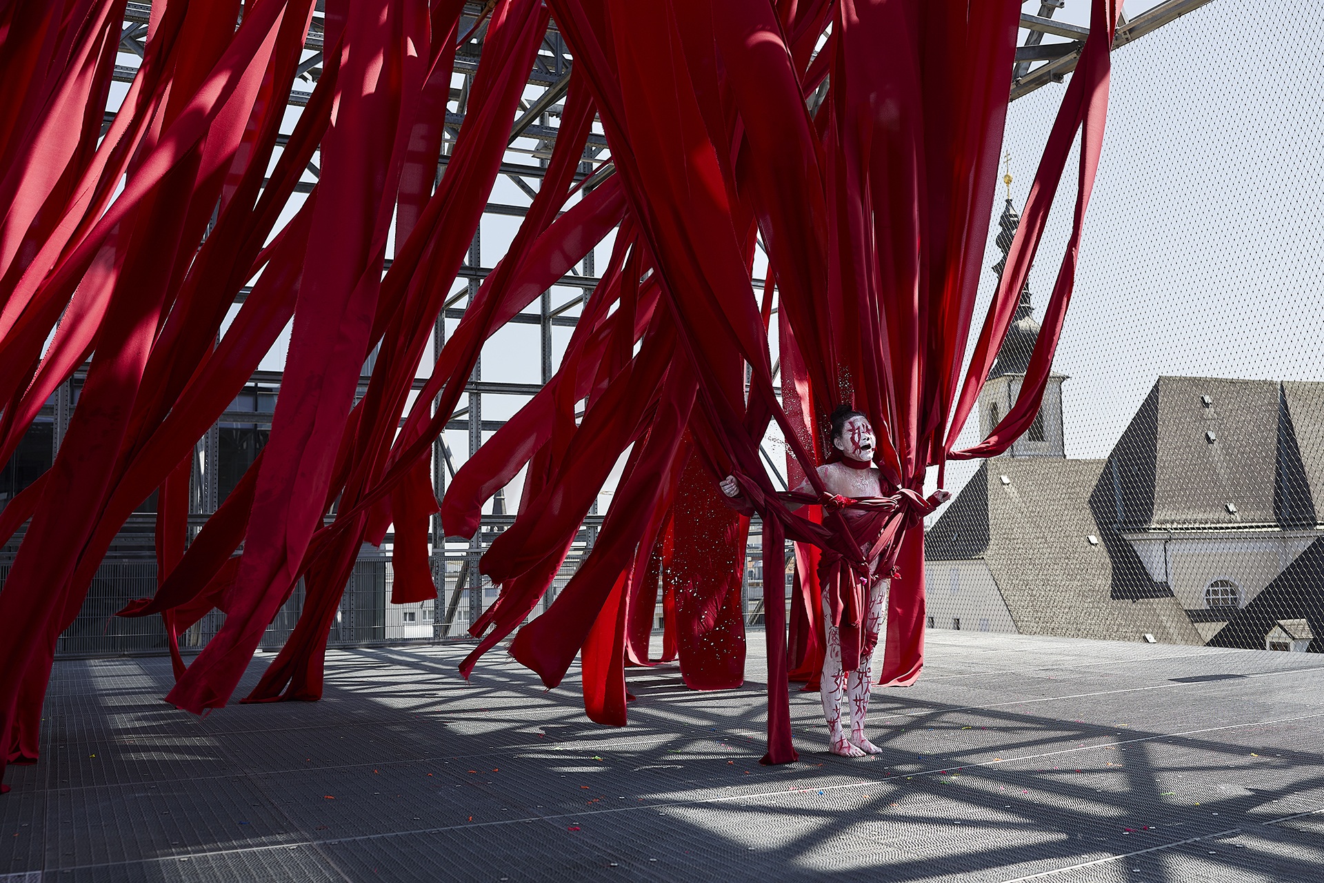 &laquo;&Zeta;&omega;&nu;&tau;&alpha;&nu;ά&raquo; &epsilon;&rho;&gamma;&alpha; &tau;έ&chi;&nu;&eta;&sigmaf; &mu;&epsilon; &pi;&eta;&lambda;ό, &mu;&epsilon;&lambda;ά&nu;&eta; &kappa;&alpha;&iota;&hellip; &sigma;ώ&mu;&alpha;