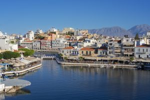 Σεζόν με εκπτώσεις και κρατήσεις τελευταίας στιγμής στην Κρήτη – Αύξηση αφίξεων, μείωση εσόδων