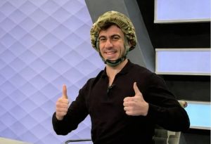 Κύπρος: Ο Φειδίας Παναγιώτου ανακοίνωσε υποψηφιότητα για τις βουλευτικές εκλογές φορώντας στρατιωτικό κράνος