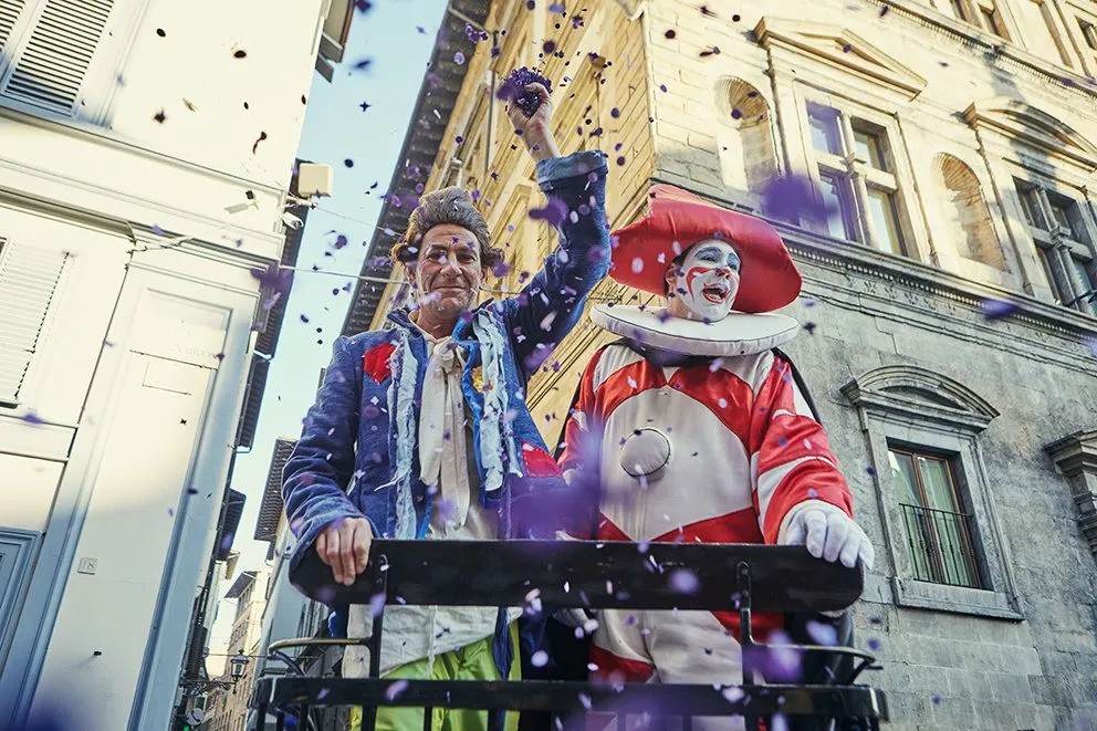 Τέλος στο πολύχρωμο συνώνυμο του καρναβαλιού – Ποιο είναι και γιατί μπήκε στο στόχαστρο