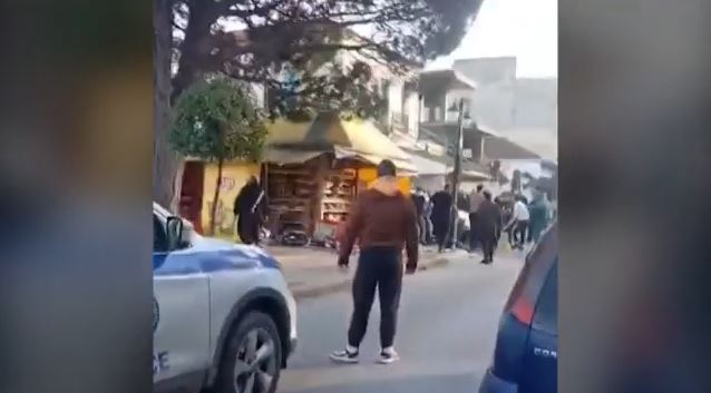 Γαστούνη: «Θα μας σκότωναν» – Συγκλονίζει ιδιοκτήτης περιπτέρου που δέχτηκε επίθεση από ομάδα 20 Ρομά