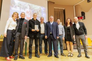 Τιμητική διάκριση στον Δήμαρχο Πειραιά Γιάννη Μώραλη από τον Σύλλογο Δρομέων Υγείας Πειραιά