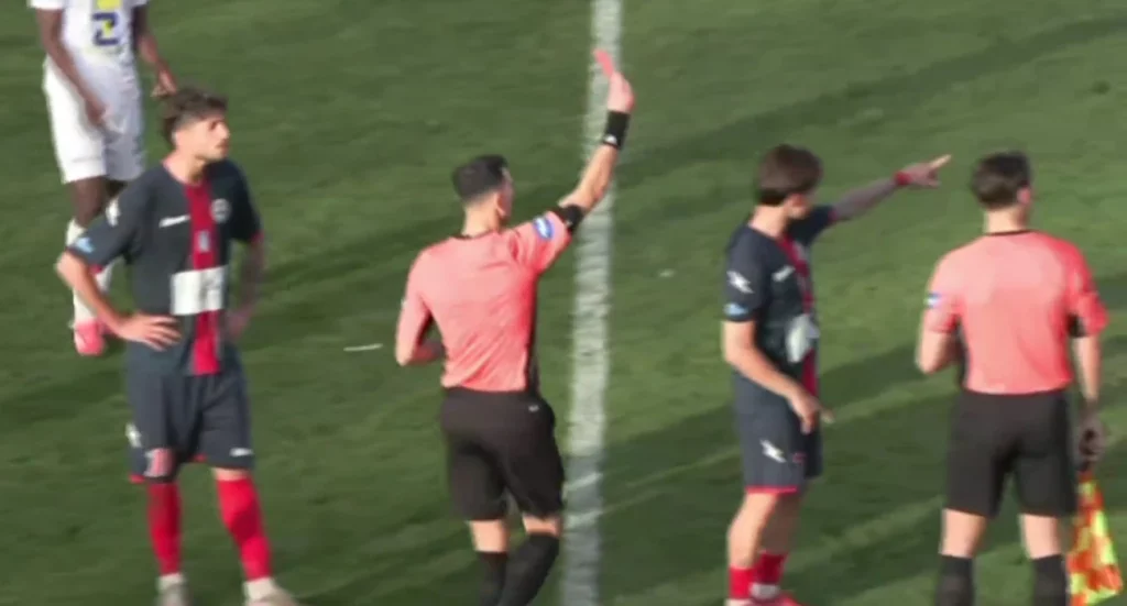Ποδοσφαιριστής δέχτηκε κόκκινη κάρτα και συνέχισε να αγωνίζεται μέχρι το τέλος του αγώνα!