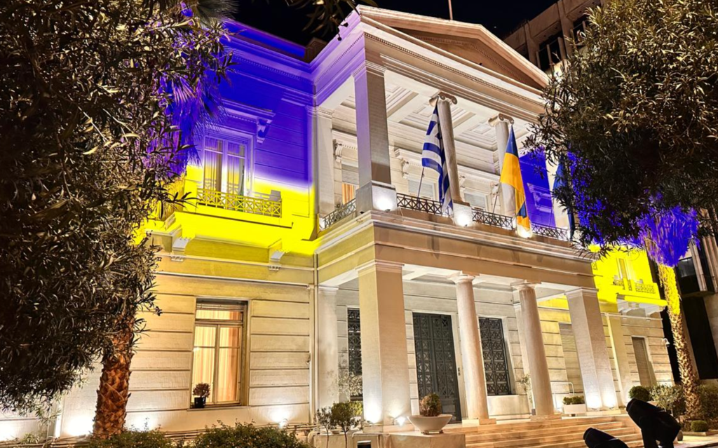 Το υπουργείο Εξωτερικών φωταγωγήθηκε στα χρώματα της Ουκρανίας για τα 4 χρόνια από την ρωσική εισβολή