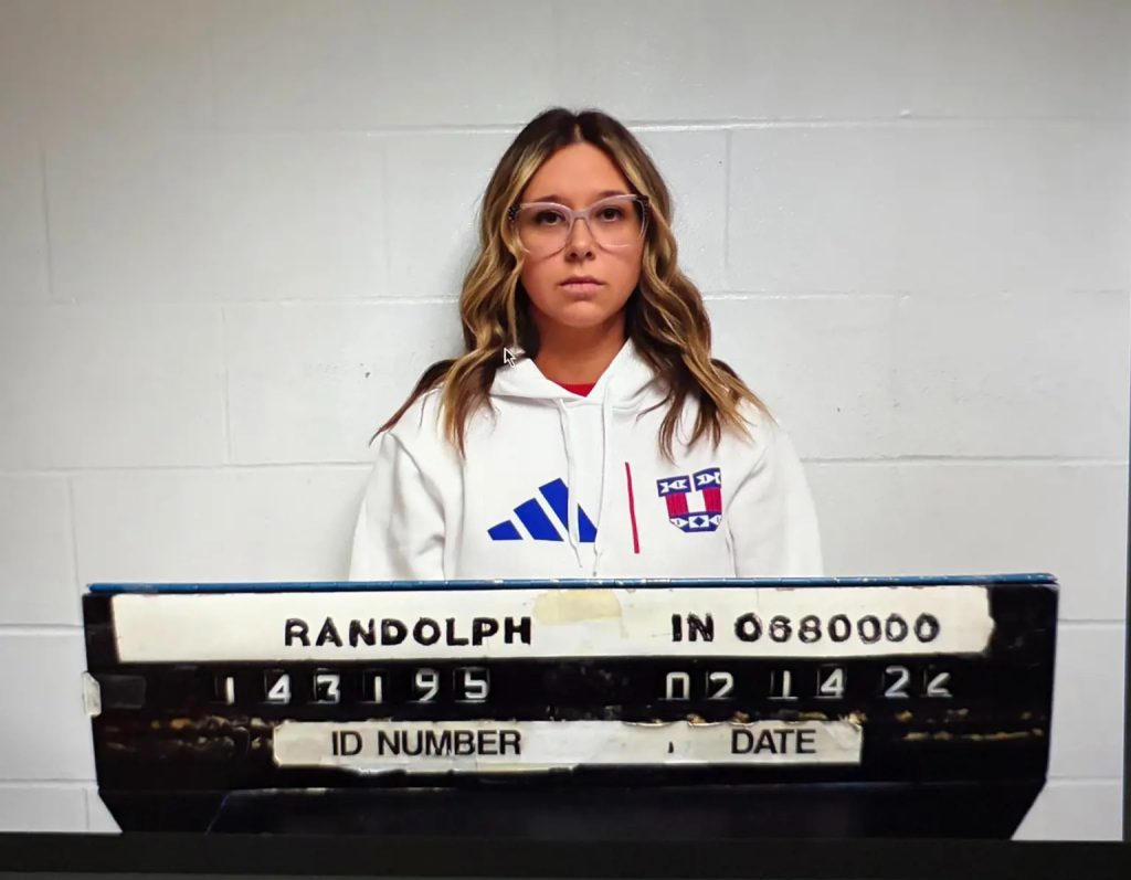 Σεξουαλικές σχέσεις με δύο μαθητές είχε 31χρονη γραμματέας σχολείου – Ο σύζυγός της την έπιασε επ’ αυτοφώρω