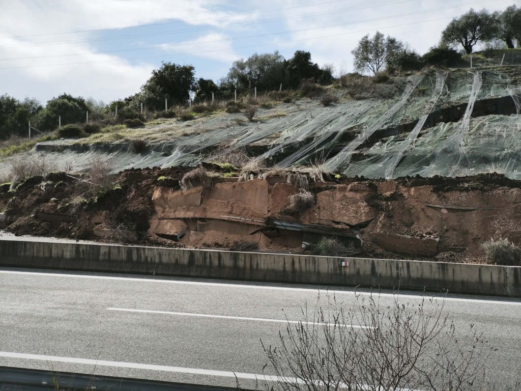 Ιονία Οδός: Ρήγμα 200 μέτρων από τη μεγάλη κατολίσθηση Ιονία Οδός: Ρήγμα 200 μέτρων από τη μεγάλη κατολίσθηση