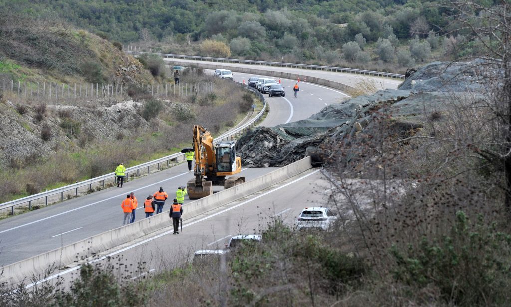 Κλειστή η Ιονία Οδός: Με υπομονή πρέπει να οπλιστούν οι οδηγοί – Μέρες θα κρατήσουν οι εργασίες μετά την κατολίσθηση