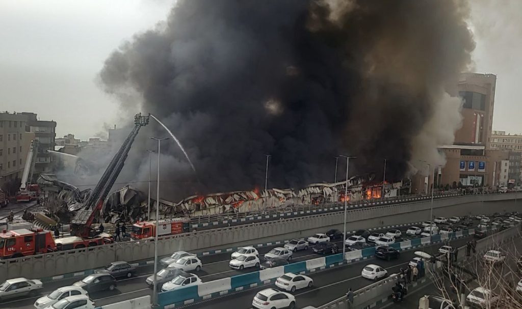 Συναγερμός στο Ιράν: Μεγάλη φωτιά σε εμπορικό κέντρο στη Τεχεράνη – Μαύροι καπνοί σε μεγάλο ύψος