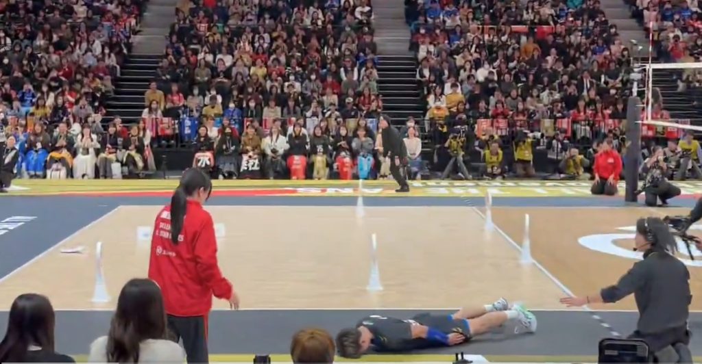 Αυτή είναι ίσως η πιο εντυπωσιακή «συγγνώμη» που ζητήθηκε ποτέ σε γήπεδο: Δείτε το απίστευτο βίντεο