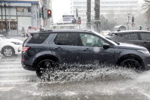 Καιρός: Επέλαση από τα δυτικά της «μίνι» κακοκαιρίας – Ανεμοστρόβιλος χτύπησε χωριό στην Κέρκυρα, λασποβροχές και ισχυροί άνεμοι