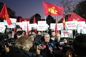 Καισαριανή: Στεφάνια και λουλούδια στο Σκοπευτήριο – Οι πικέτες με τα ονόματα των 200 και η ενός λεπτού σιγή