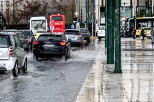 Η κακοκαιρία πλήττει Θεσσαλία, Πελοπόννησο και Αττική – Ισχυρές καταιγίδες και θυελλώδεις άνεμοι