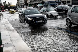 Ξέσπασμα καταιγίδων για 24 ώρες: Κόκκινος συναγερμός για πλημμύρες και καταστροφές – Ο καιρός την Καθαρά Δευτέρα