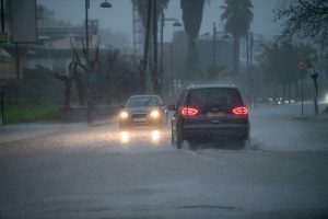 ‘Ανοιξαν οι ουρανοί πριν την Καθαρά Δευτέρα: Ποιες περιοχές «βούλιαξαν» και τι έρχεται στην Αττική