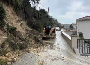 Σαρωτικό το πέρασμα της κακοκαιρίας στη Δυτική Ελλάδα: Ζημιές και κυκλοφοριακές ρυθμίσεις λόγω κατολισθήσεων