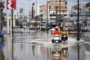 Καταιγίδες μέχρι αργά το βράδυ στην Αττική – Προειδοποίηση για επικίνδυνα φαινόμενα, νέα έκτακτο δελτίο της ΕΜΥ