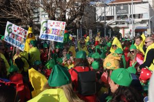 Πάτρα: Κορυφώνονται οι καρναβαλικές εκδηλώσεις – Φαντασμαγορικές παρελάσεις, πάρτι και… σοκολατοπόλεμος