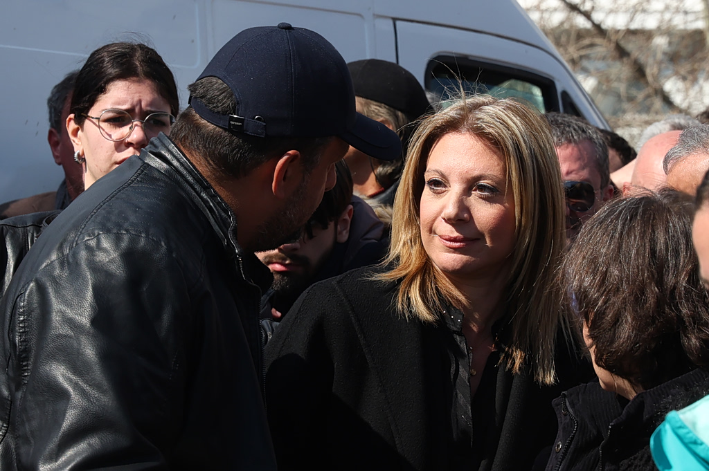 Τέμπη – Σύνταγμα: Επέλεξε τελευταία στιγμή να μην ανέβει στο βήμα η Καρυστιανού