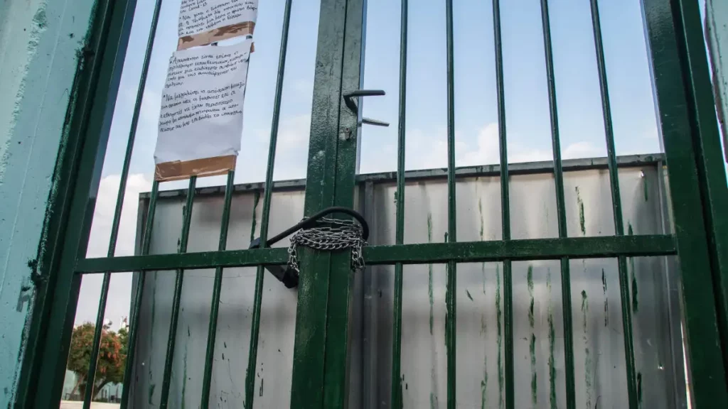 Χαλάνδρι: 4 ΕΔΕ για τη διευθύντρια του ΕΠΑΛ που βάζει τους μαθητές να σκάβουν – Ζητείται η άμεση απομάκρυνσή της