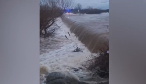 Κομοτηνή: Νεκρός 55χρονος οδηγός – Ο ποταμός κάλυψε τον δρόμο και τον παρέσυρε με το αυτοκίνητό του (βίντεο)