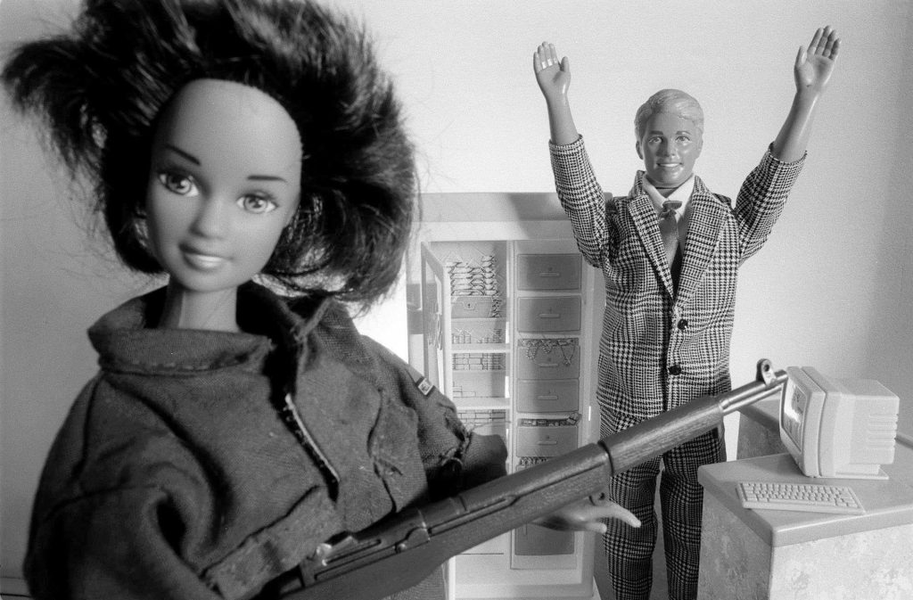 Οι κούκλες σε βλέπουν – Γιατί μοιάζουν να «σε κοιτάζουν» ακόμα κι όταν δεν το κάνουν