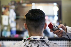 Βίντεο ντοκουμέντο του άγριου ξυλοδαρμού κομμωτή από 25χρονο για… το κούρεμα