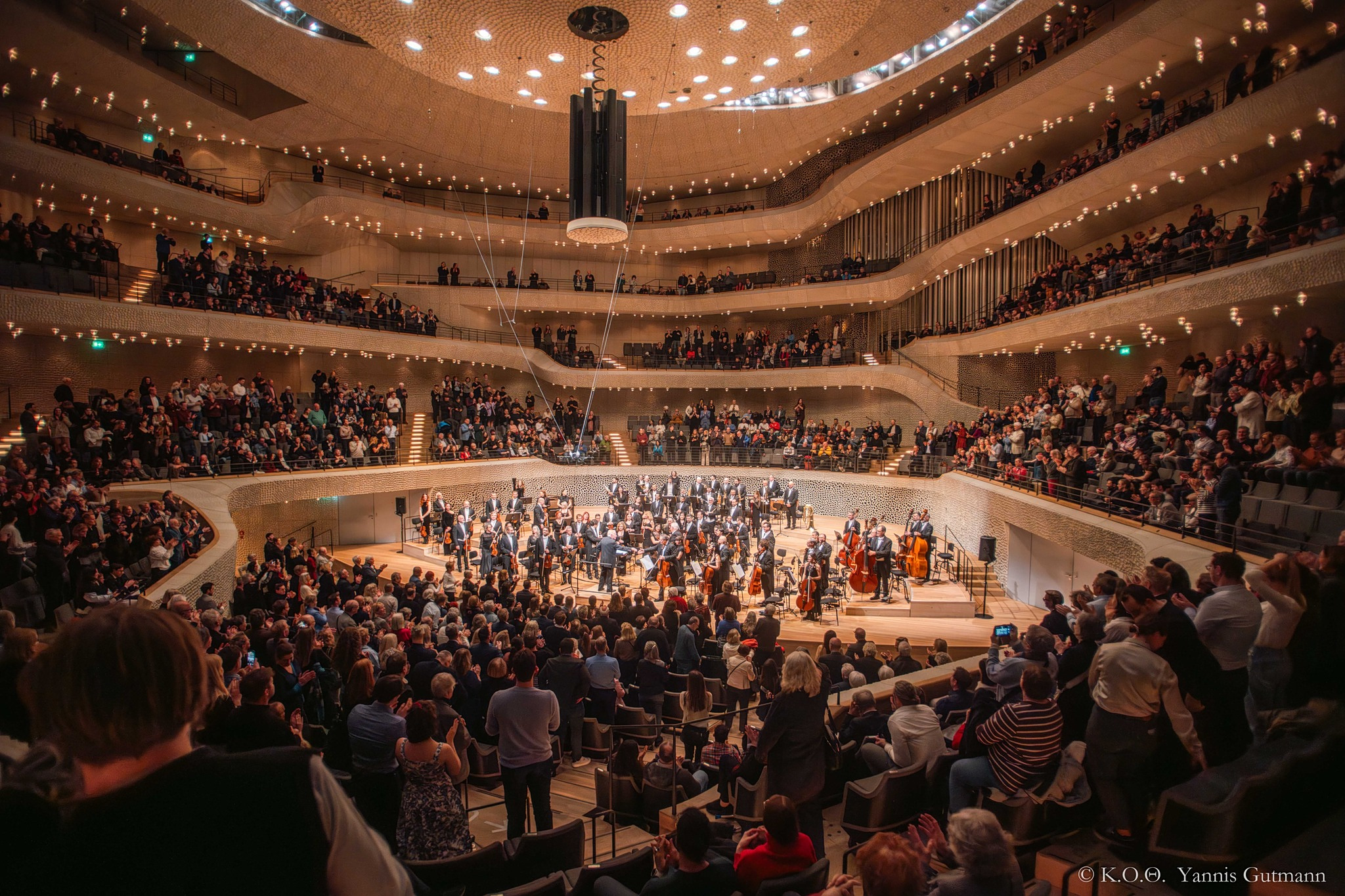 &Mu;&iota;&alpha; &laquo;&Delta;&omega;&delta;&epsilon;&kappa;&alpha;&nu;&eta;&sigma;&iota;&alpha;&kappa;ή &sigma;&omicron;&upsilon;ί&tau;&alpha;&raquo; &sigma;&tau;&omicron; &Alpha;&mu;&beta;&omicron;ύ&rho;&gamma;&omicron;