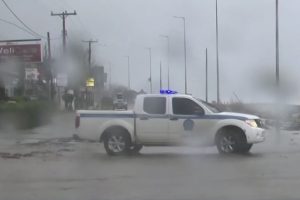 Η θάλασσα έγινε ένα με τη στεριά στη Λάρισα – Πλημμύρες σε δρόμους και αγροτικές εκτάσεις