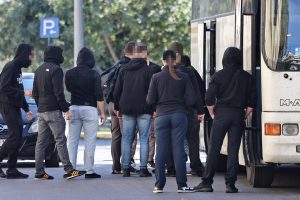 Κύκλωμα με λαθραία τσιγάρα: Αντιμέτωποι με βαριές κατηγορίες οι 25 συλληφθέντες σε Αττική και Βοιωτία